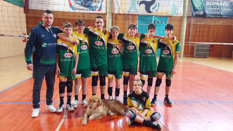 Starší žiaci VO AC UNIZA Žilina v zeleno-žltých dresoch s trénerom na konci sezóny 2024